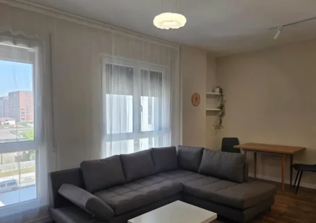 Tirane, jepet me qera apartament 1+1+Ballkon Kati 3, 65 m² 530 € (5 Maj)