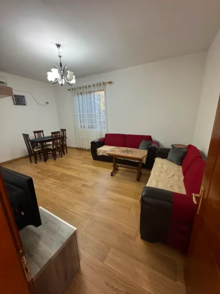 Tirane, jepet me qera apartament 1+1 Kati 1, 85 m² 300 € (Sauk)