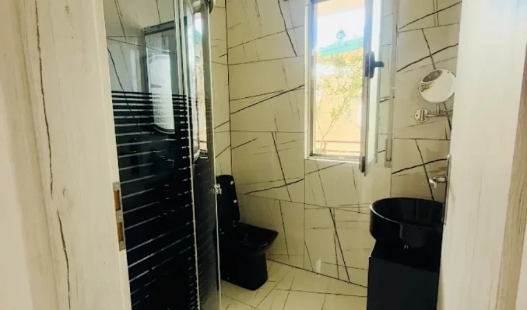 Tirane, jepet me qera apartament 2+1 Kati 4, 137 m² 1.200 € 