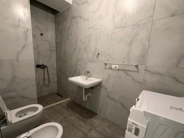 Tirane, jepet me qera apartament 1+1+Ballkon Kati 2, 63 m² 400 € (Ali Demi)