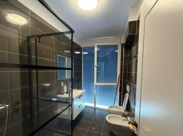 Tirane, jepet me qera apartament 2+1+Ballkon Kati 2, 76 m² 750 € (Barrikada)