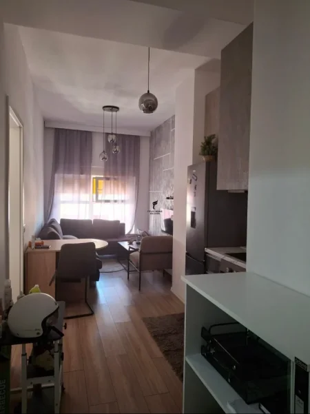 Tirane, jepet me qera apartament 1+1 Kati 8, 60 m² 500 € (ALI DEMI)