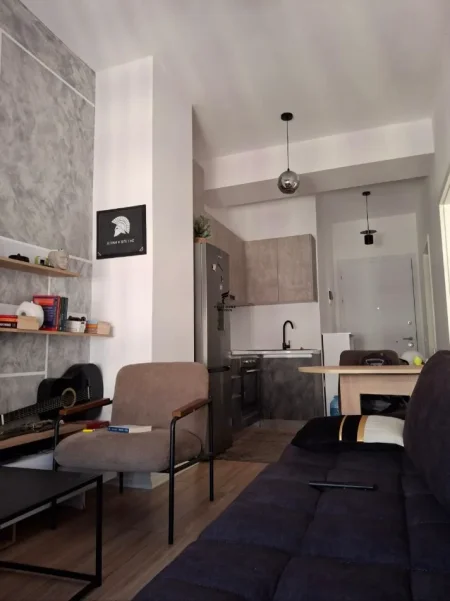 Tirane, jepet me qera apartament 1+1 Kati 8, 60 m² 500 € (ALI DEMI)
