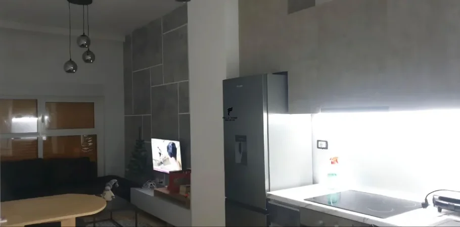 Tirane, jepet me qera apartament 1+1 Kati 8, 60 m² 500 € (ALI DEMI)