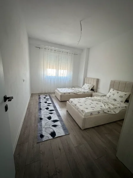 Tirane, jepet me qera apartament 2+1+Ballkon , 100 m²  45.000 Leke (Rruga Donald Trump,Kamez)