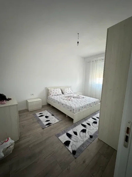 Tirane, jepet me qera apartament 2+1+Ballkon , 100 m²  45.000 Leke (Rruga Donald Trump,Kamez)
