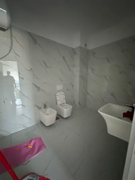 Tirane, jepet me qera apartament 2+1+Ballkon , 100 m²  45.000 Leke (Rruga Donald Trump,Kamez)