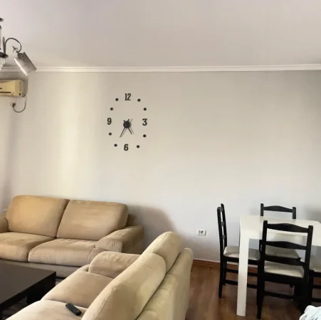 Tirane, jepet me qera apartament 1+1 , 77 m² 500 € (XHAMLLIK)