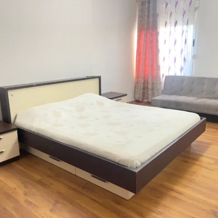 Tirane, jepet me qera apartament 1+1 , 77 m² 500 € (XHAMLLIK)