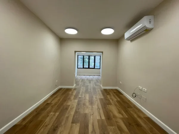 Tirane, jepet me qera zyre Kati 2, 110 m² 1.000 € (Rruga Margarita Tutulani/Rruga e Kosovareve.)