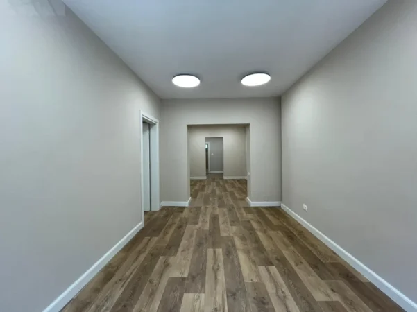 Tirane, jepet me qera zyre Kati 2, 110 m² 1.000 € (Rruga Margarita Tutulani/Rruga e Kosovareve.)