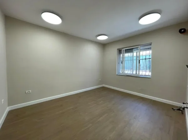 Tirane, jepet me qera zyre Kati 2, 110 m² 1.000 € (Rruga Margarita Tutulani/Rruga e Kosovareve.)
