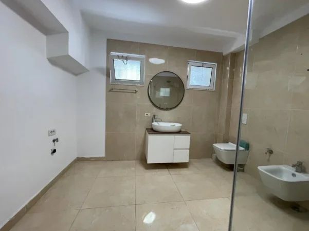 Tirane, jepet me qera zyre Kati 2, 110 m² 1.000 € (Rruga Margarita Tutulani/Rruga e Kosovareve.)