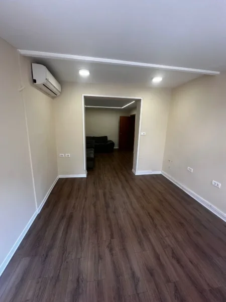 Tirane, jepet me qera zyre Kati 2, 45 m² 550 € (RRUGA NIKOLLA TUPE)