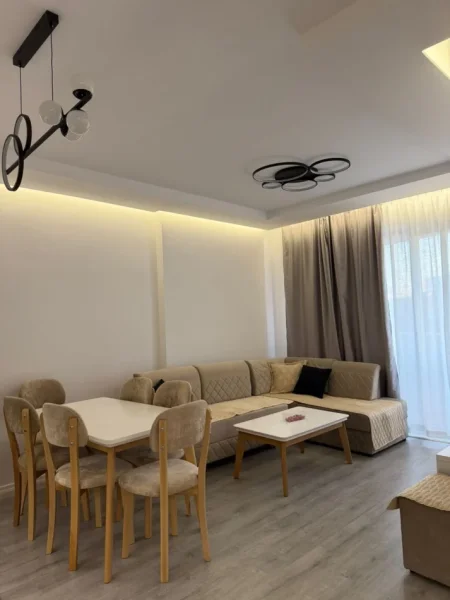 Tirane, jepet me qera apartament 2+1 Kati 4, 115 m² 500 € (Shkolla Bashkuar)