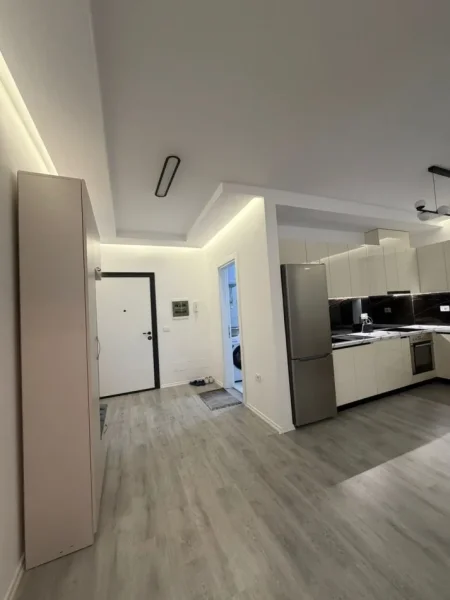 Tirane, jepet me qera apartament 2+1 Kati 4, 115 m² 500 € (Shkolla Bashkuar)