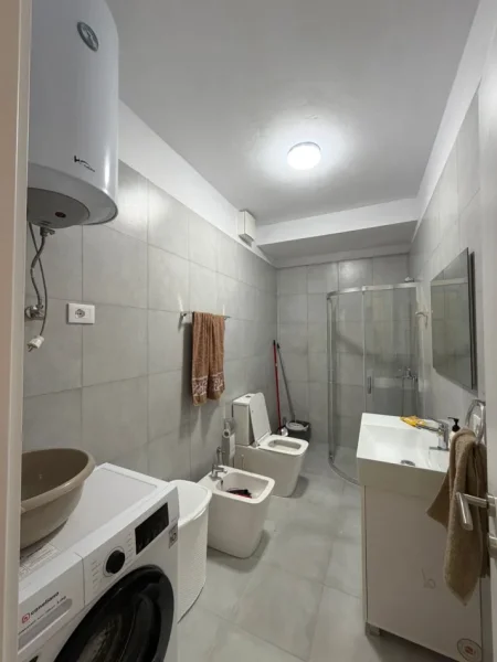 Tirane, jepet me qera apartament 2+1 Kati 4, 115 m² 500 € (Shkolla Bashkuar)