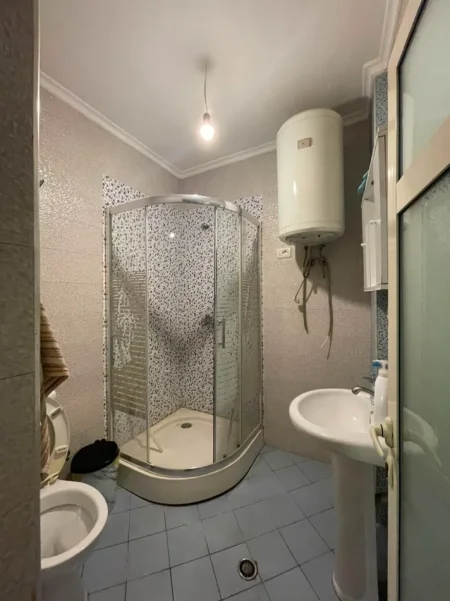 Tirane, jepet me qera ambjent biznesi Kati 5, 220 m² 1.500 € (Lake View)