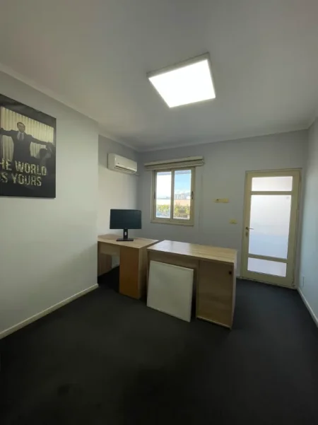 Tirane, jepet me qera ambjent biznesi Kati 5, 220 m² 1.500 € (Lake View)