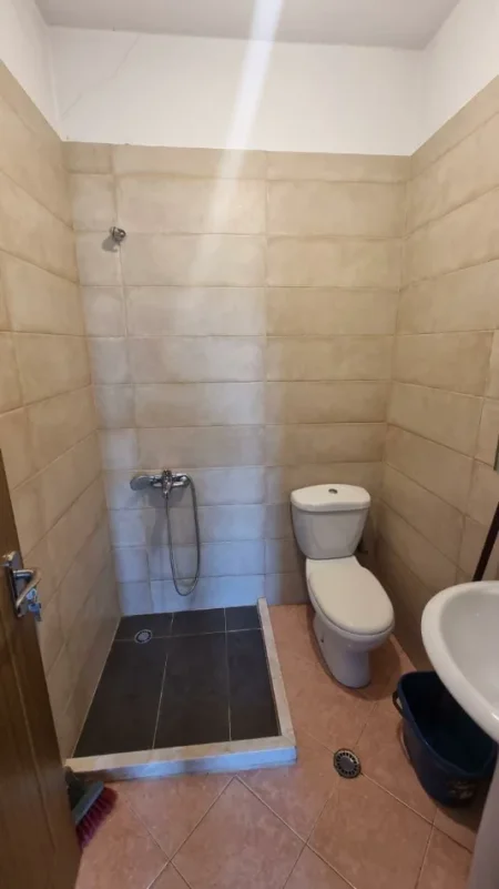Tirane, jepet me qera apartament 2+1 Kati 7, 107 m² 400 € (Rruga 3 Deshmoret ne Yzberisht)