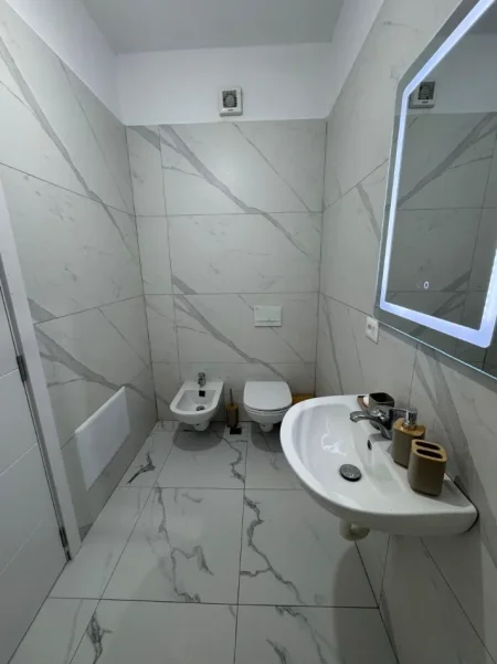 Tirane, jepet me qera apartament 2+1+Ballkon Kati 2, 88 m² 500 mije (5 Maj)