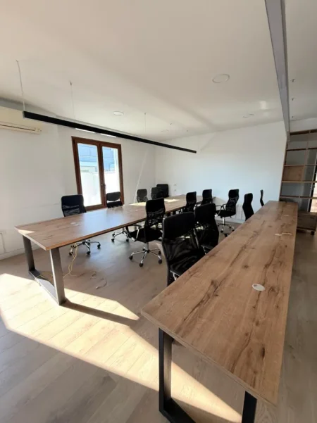 Tirane, jepet me qera zyre , 200 m² 2.500 € (Kompleksi Delijorgji)