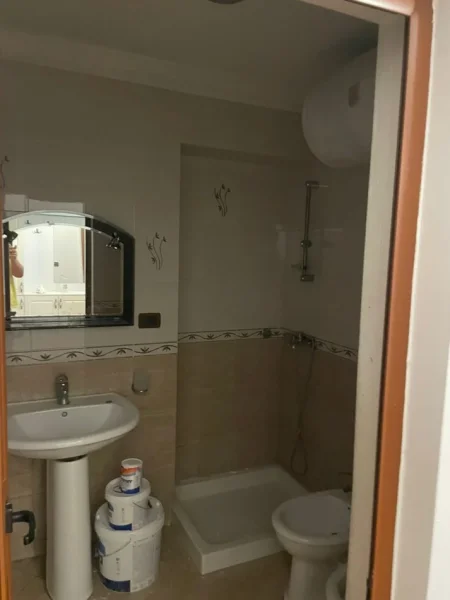 Tirane, jepet me qera apartament 1+1 Kati 1, 60 m² 500 € (Ura e Tabakeve)