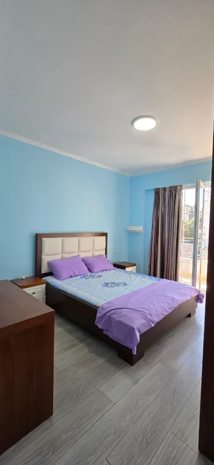 Tirane, jepet me qera apartament 2+1+Aneks+Ballkon , 90 m² 650 € (rruga e barrikadave)