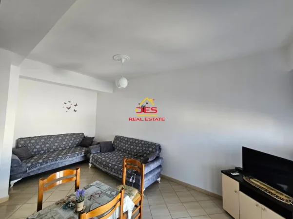 Vlore, jepet me qera apartament 1+1+Ballkon Kati 4, 70 m² 400 € (Rruga Dhimitër Konomi)