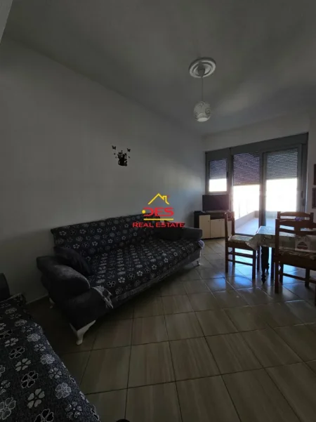 Vlore, jepet me qera apartament 1+1+Ballkon Kati 4, 70 m² 400 € (Rruga Dhimitër Konomi)