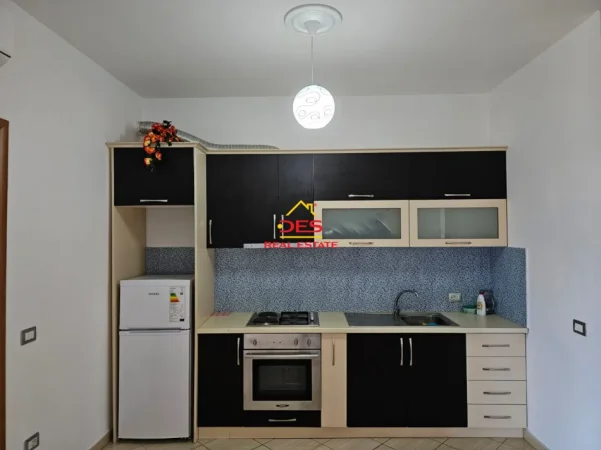 Vlore, jepet me qera apartament 1+1+Ballkon Kati 4, 70 m² 400 € (Rruga Dhimitër Konomi)