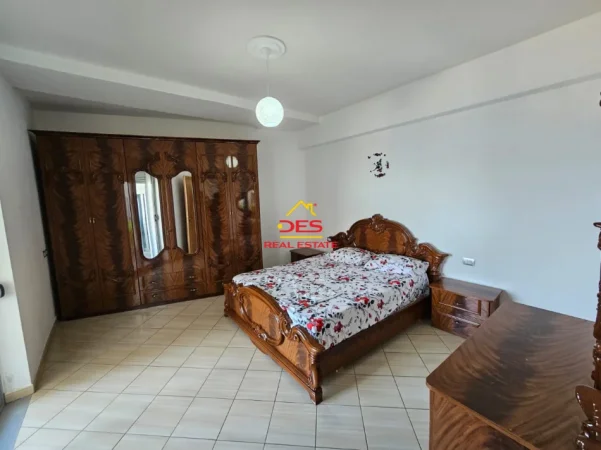 Vlore, jepet me qera apartament 1+1+Ballkon Kati 4, 70 m² 400 € (Rruga Dhimitër Konomi)