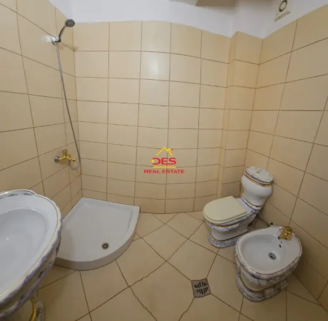 Vlore, jepet me qera apartament 1+1+Ballkon Kati 4, 70 m² 400 € (Rruga Dhimitër Konomi)