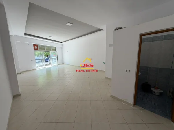 Vlore, jepet me qera ambjent biznesi Kati 0, 72 m² 300 € (Rruga Mis Durhan)