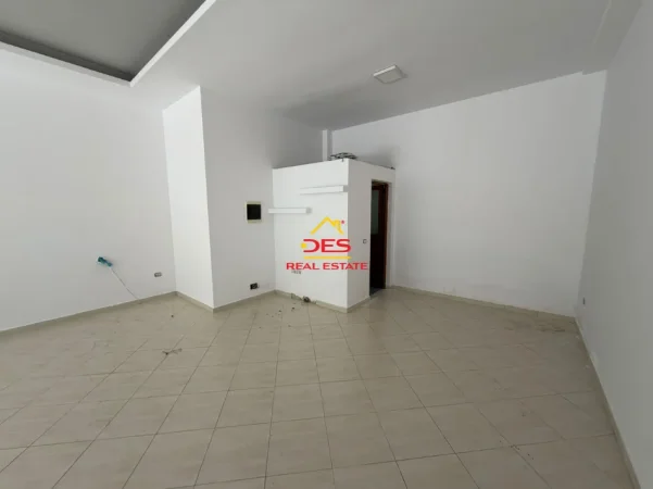 Vlore, jepet me qera ambjent biznesi Kati 0, 72 m² 300 € (Rruga Mis Durhan)
