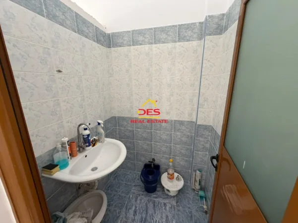 Vlore, jepet me qera ambjent biznesi Kati 0, 72 m² 300 € (Rruga Mis Durhan)