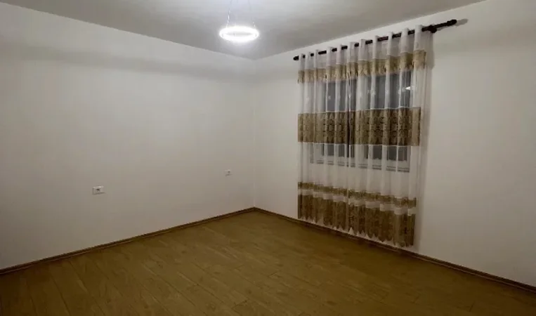 Tirane, jepet me qera apartament 2+1 Kati 1, 90 m² 400 €