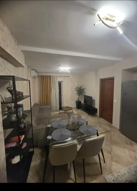 Tirane, jepet me qera apartament 1+1 Kati 7, 75 m² 650 € (Rruga e Barrikadave)