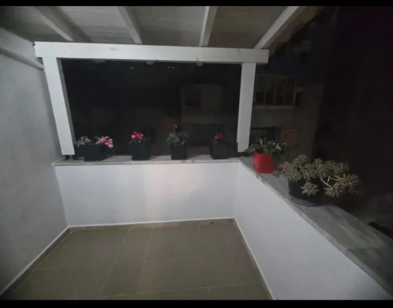 Tirane, jepet me qera apartament 1+1 Kati 7, 75 m² 650 € (Rruga e Barrikadave)