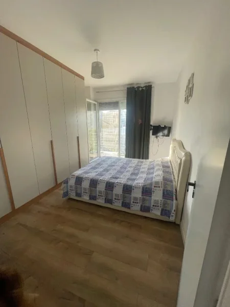 Tirane, jepet me qera apartament 2+1 Kati 3, 95 m² 550 € (Fresku)
