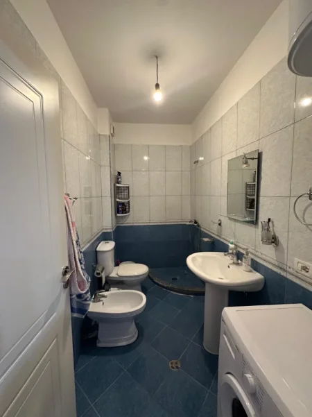 Tirane, jepet me qera apartament 1+1 Kati 7, 55 m² 350 € (Rruga Tom Plezha)