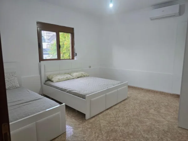 Tirane, jepet me qera apartament 1+1 Kati 1, 120 m² 450 € (Vilat Amerikane)