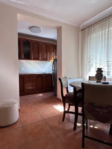 Tirane, jepet me qera apartament 2+1 Kati 4, 90 m² 650 € (Ambasada Amerikane)