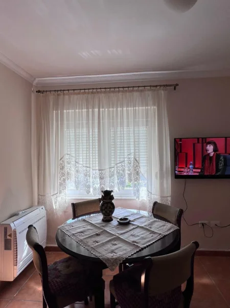 Tirane, jepet me qera apartament 2+1 Kati 4, 90 m² 650 € (Ambasada Amerikane)