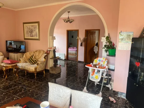 Tirane, jepet me qera apartament 2+1 Kati 3, 150 m² 600 € (Ali Demi)