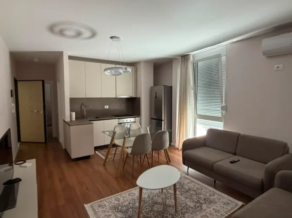 Tirane, jepet me qera apartament 2+1+Aneks+Ballkon Kati 2, 70 m² 750 € (ish stacioni i trenit)