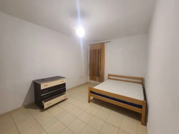 Tirane, jepet me qera apartament 1+1 Kati 8, 75 m² 380 € (Yzberisht)