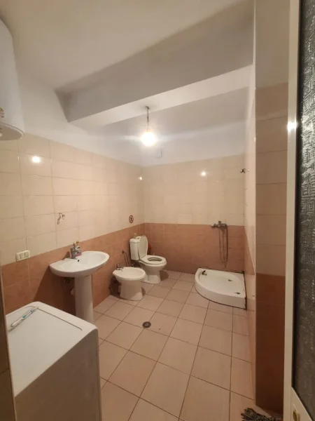 Tirane, jepet me qera apartament 1+1 Kati 8, 75 m² 380 € (Yzberisht)