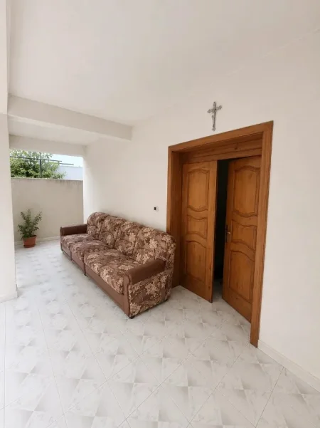 Tirane, shitet apartament 3+1 Kati 1, 140 m² 200.000 € (500 m larg QSUT)