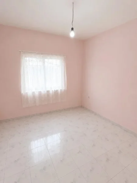 Tirane, shitet apartament 3+1 Kati 1, 140 m² 200.000 € (500 m larg QSUT)
